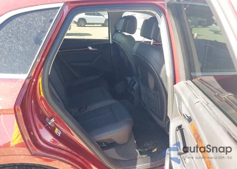 2018 Audi Q5 2.0T Premium/2.0T Tech Premium z USA, uszkodzony, nr VIN WA1CNAFY3J2137242